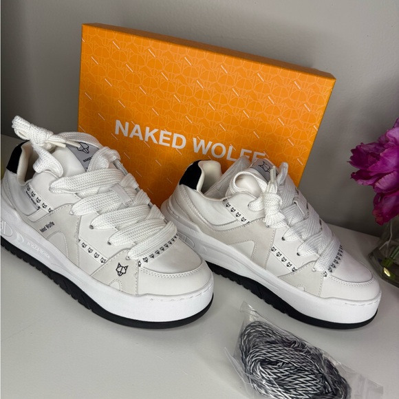Skating White Nubuck/Cow Suede size 39 sneakers - Picture 1 of 7